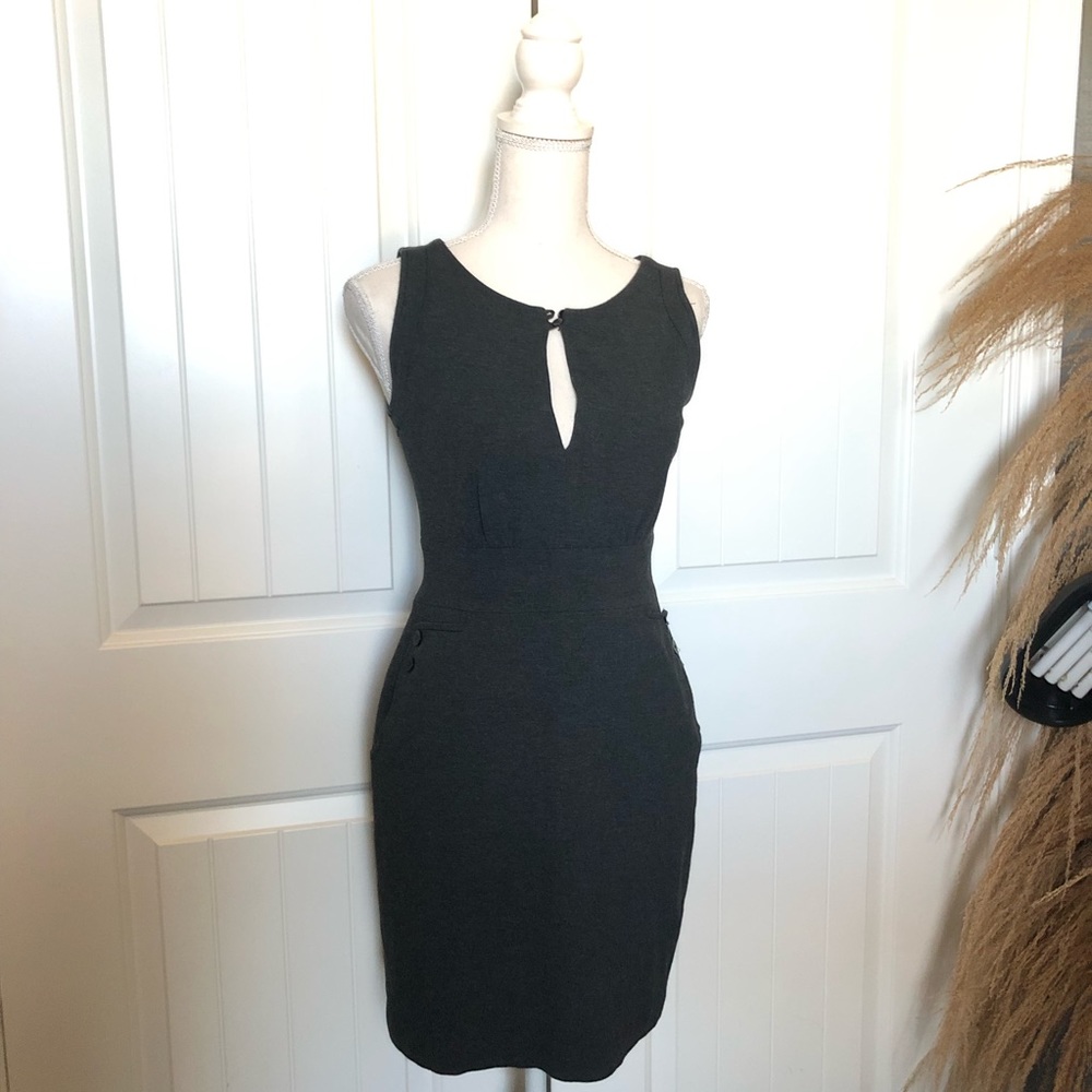Cynthia Steffe •Fitted Gray Dress with Keyhole Size 2